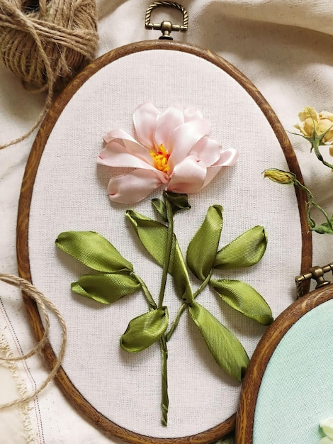 haftowany kwiat na płótnie